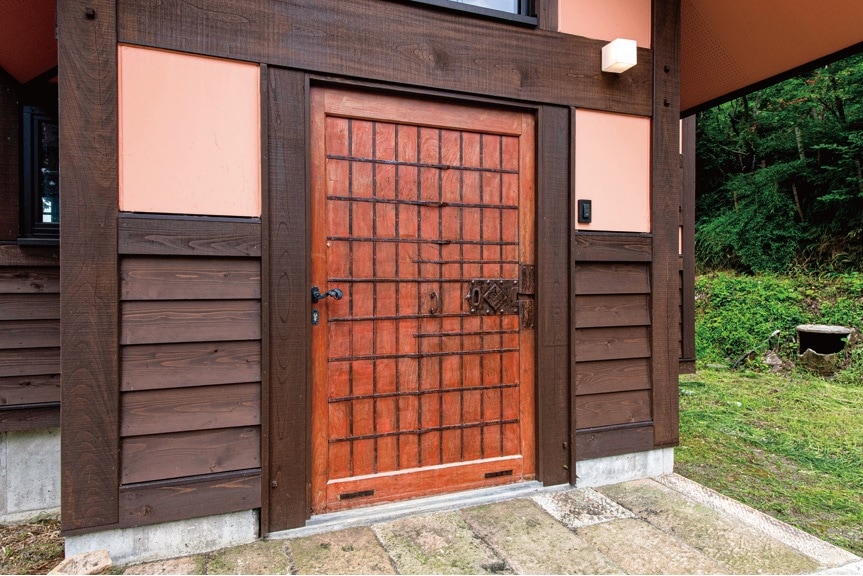 玄関ドアには集落にあった蔵の扉を利用。家のあちこちに昔の板戸や蔵の戸などを上手に活用し、歴史を感じさせる。