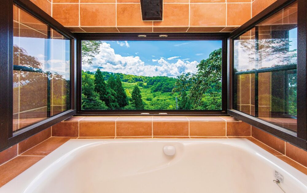 2階に設置された浴室。窓の外には雄大な自然の風景が広がる。