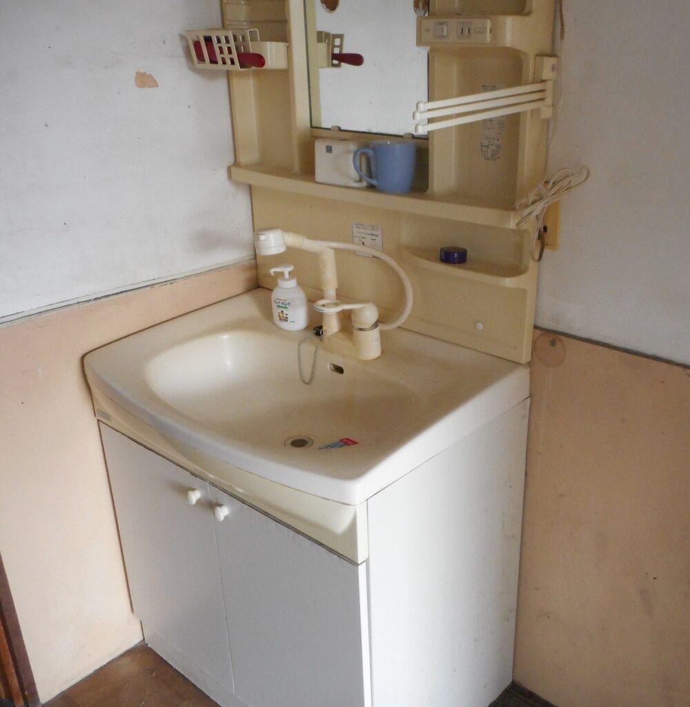 群馬県安中市の物件。浴室の隣にある洗面所はきれいで、状態は悪くなさそう。