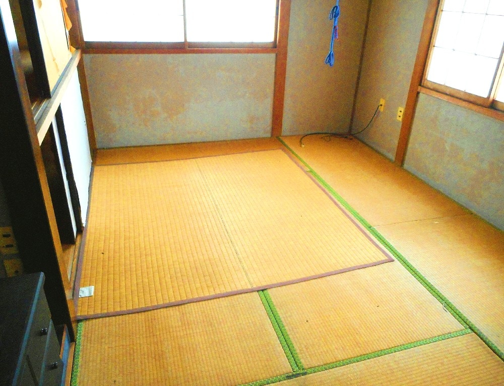 群馬県安中市の物件の和室。床の間が付いた和室で、収納スペースも確保されている。