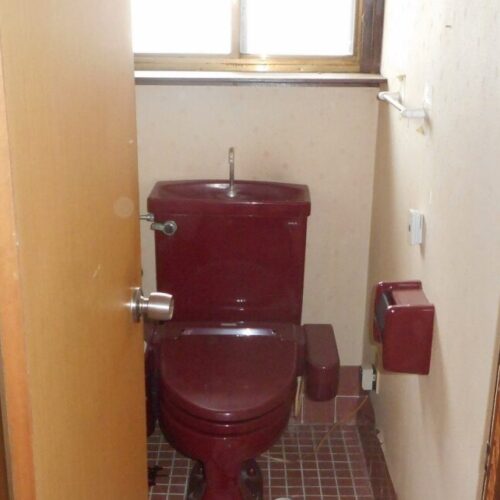 群馬県安中市の物件のトイレは暖房便座付きの水洗トイレ。ここにも窓が設けられている。
