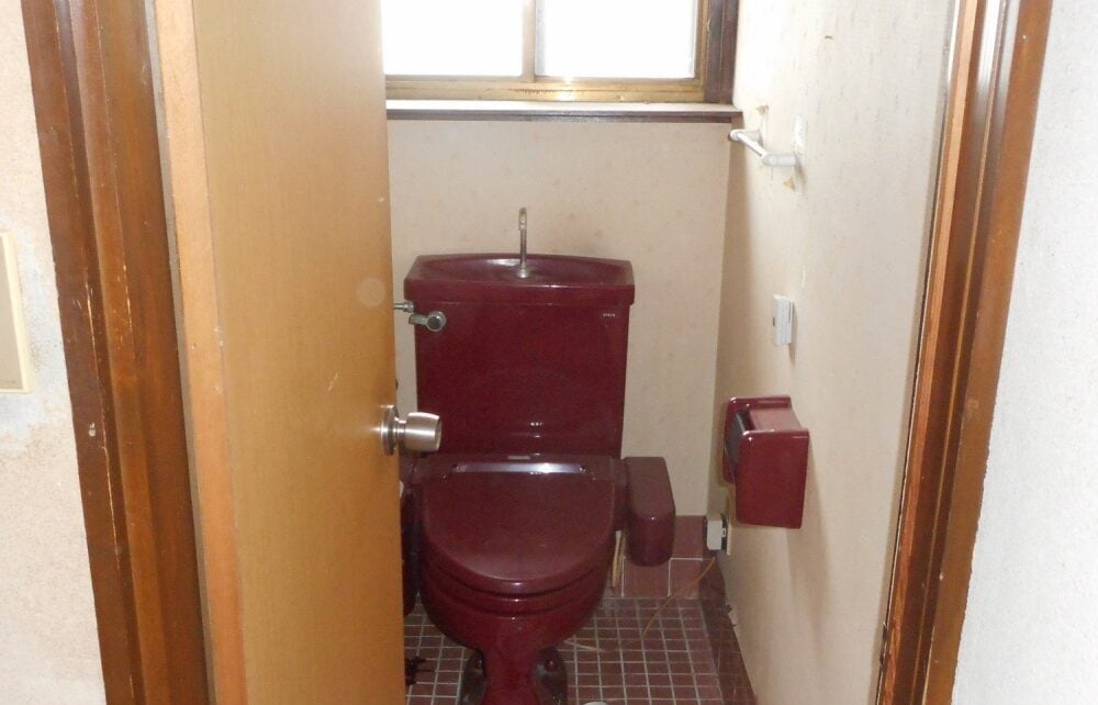 群馬県安中市の物件のトイレは暖房便座付きの水洗トイレ。ここにも窓が設けられている。