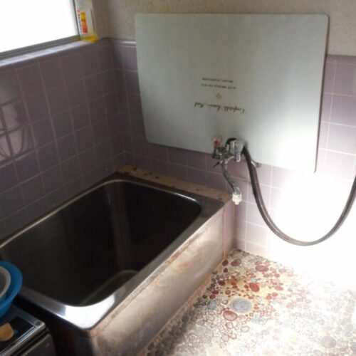 群馬県安中市の物件にあるバランス釜の浴室。