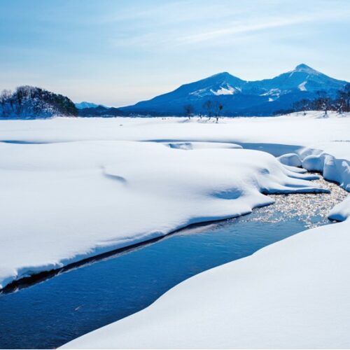 【絶景！】福島県北塩原村、磐梯山の麓で雪と氷に覆われた湖が白く輝く【ほっとphoto便り】