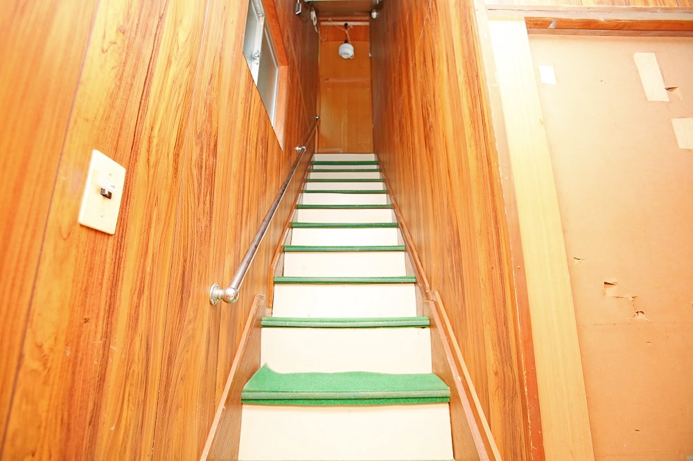 三重県紀宝町の物件の階段
