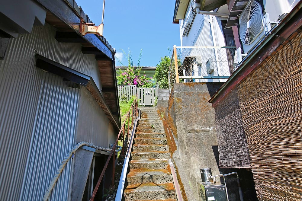 三重県紀宝町の物件へと続く階段