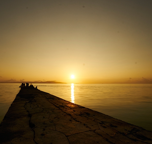 沖縄県竹富町の竹富島にある西桟橋の夕日