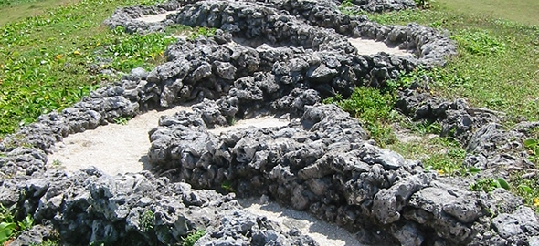 沖縄県竹富町の波照間島にある日本最南端の碑の蛇の道