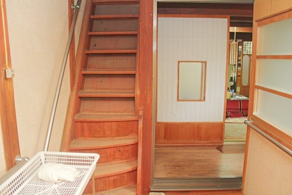 愛媛県松山市の物件の階段