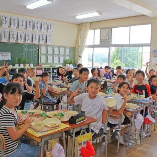 千葉県いすみ市の給食を食べる児童たち