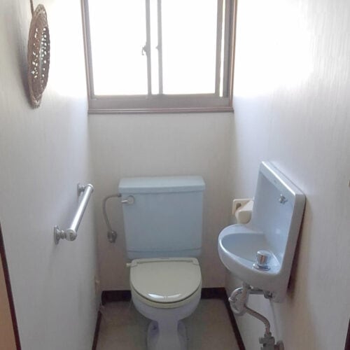 長野県飯田市の物件の別棟にあるトイレ
