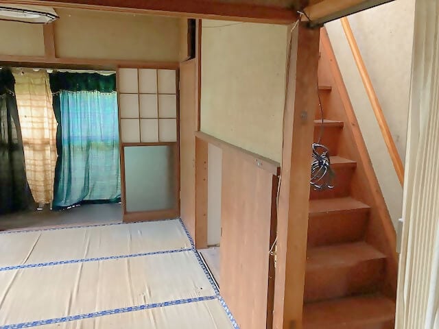 静岡県静岡市の物件の1階にある6帖和室と階段