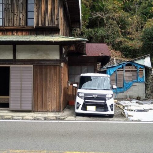 三重県熊野市の物件の外観。国道に面して車庫、駐車スペースがあり、出入りしやすい。