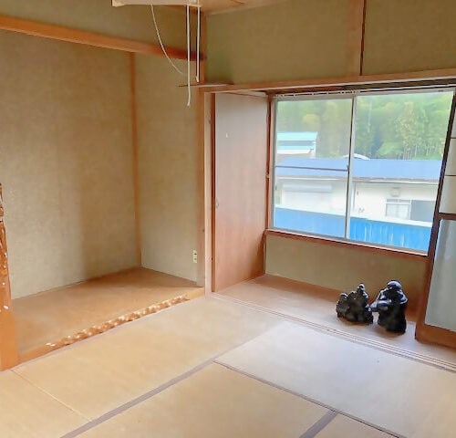 静岡県静岡市の物件の2階にある6帖和室と板間
