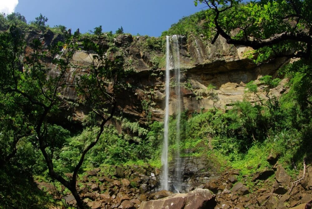 沖縄県竹富町「西表島」にあるピナイサーラの滝