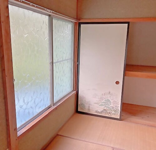 静岡県静岡市の物件の2階にある6帖和室