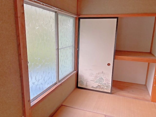 静岡県静岡市の物件の2階にある6帖和室