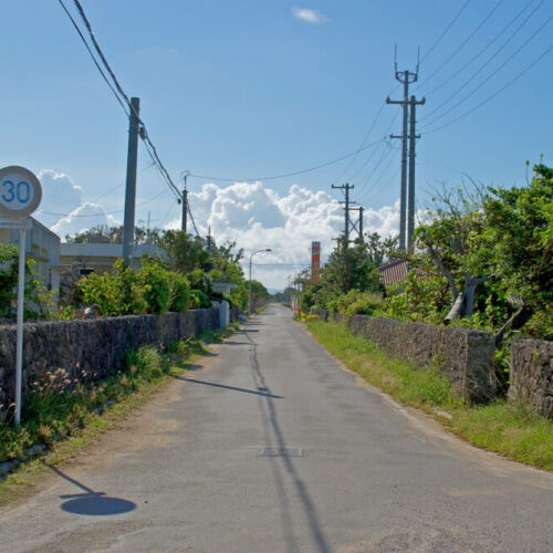 沖縄県竹富町「黒島」にある日本の道100選の道「県道黒島港線」