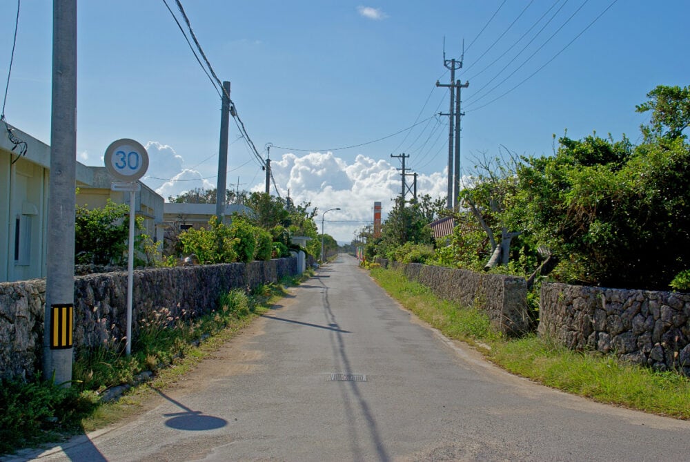 沖縄県竹富町「黒島」にある日本の道100選の道「県道黒島港線」