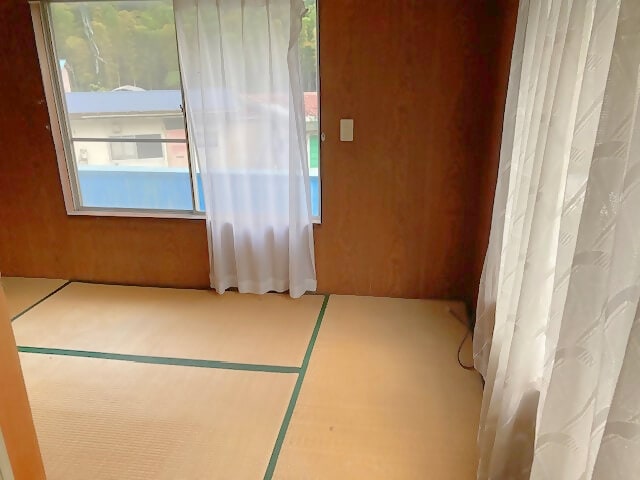 静岡県静岡市の物件の2階にある8帖和室