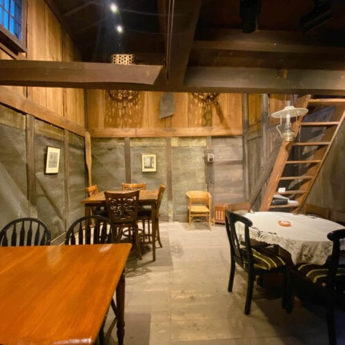鳥取県琴浦町の塩谷定好写真記念館内にある米蔵を改装したカフェスペース。