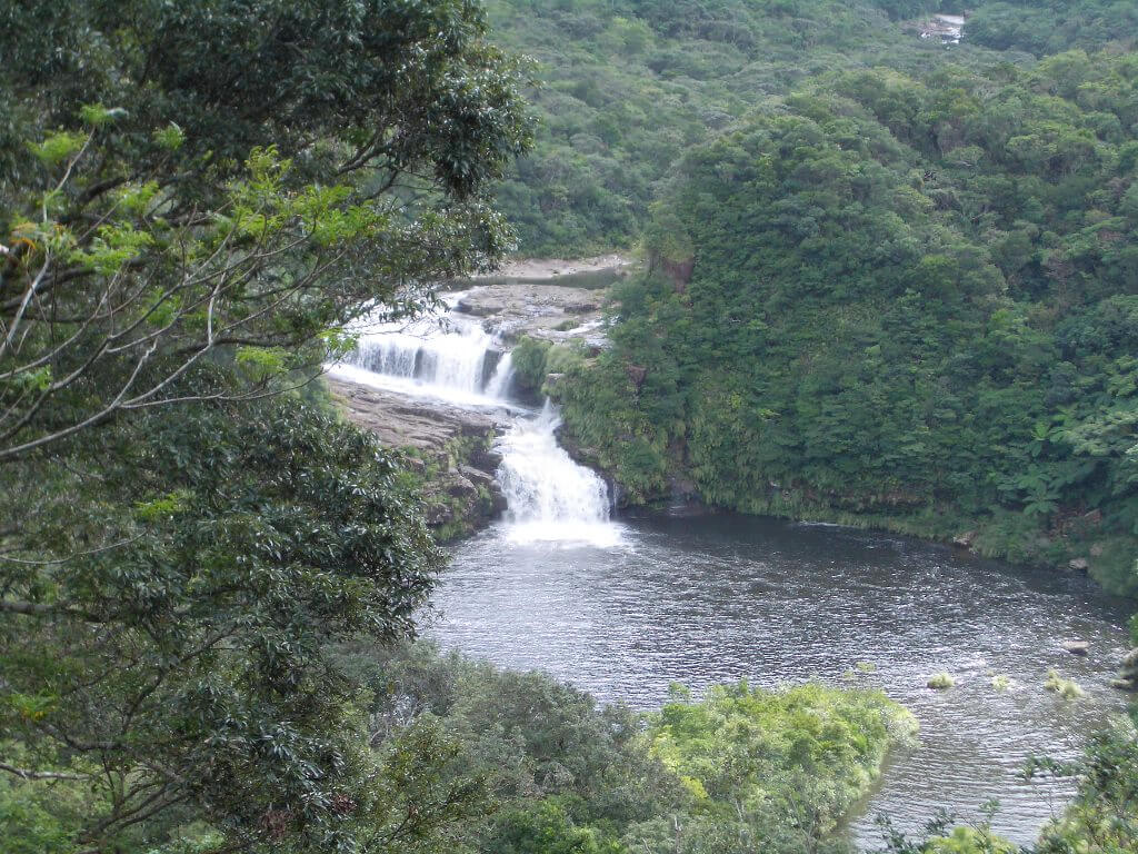 沖縄県竹富町「西表島」にあるマリユドゥの滝