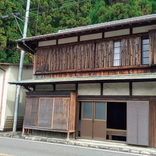 世界遺産「熊野古道」のまちに佇む100万円の古民家。移住者の多い地域でのどかな里山風景が楽しめる【三重県熊野市】