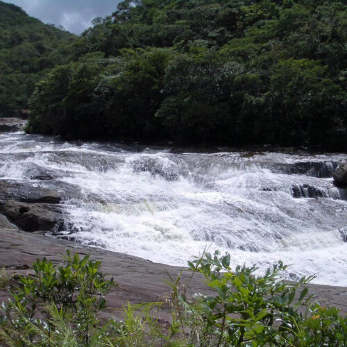沖縄県竹富町「西表島」にあるカンビレーの滝