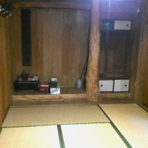 鹿児島県肝付町の物件の和室。6帖の広さで、立派な床柱や長押、細工された襖など、古風で趣を感じる内装となっている。