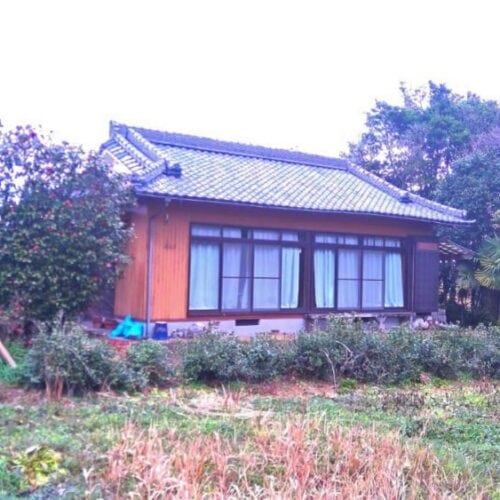 鹿児島県肝付町の物件の外観。家の修繕はほとんど必要ない2Kの平屋で、6畳の和室2間、台所からなるコンパクトで暮らしやすい間取り。