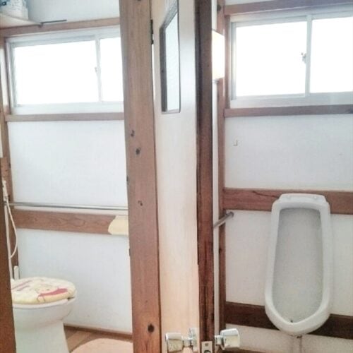 新潟県小千谷市の物件のトイレ。汲み取り式のため、浄化槽などを設置する場合は工事が必要となる。