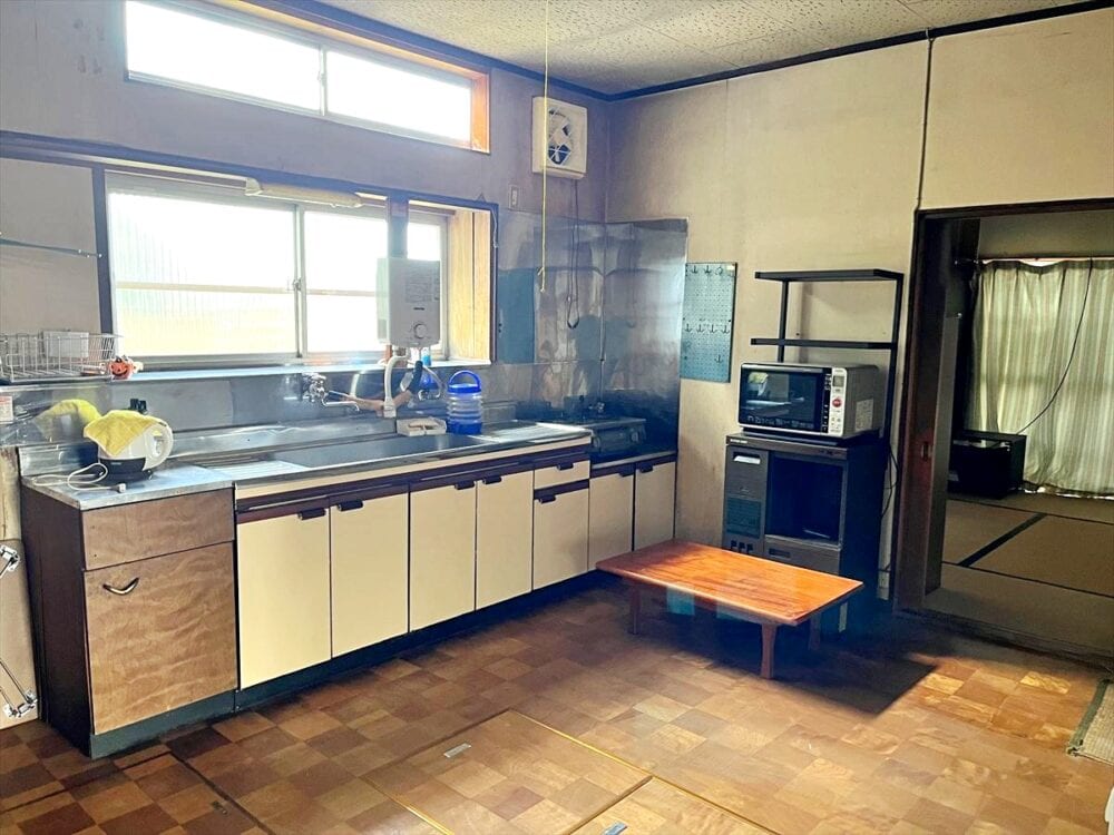 秋田県羽後町の物件の1階のダイニングキッチンと和室