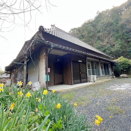 山口県美祢市の物件の正面左から