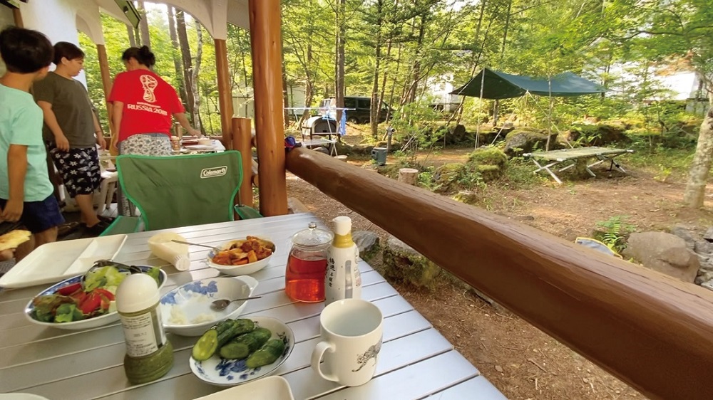 爽やかな高原の夏の朝、ウッドデッキで朝食を囲んだ。