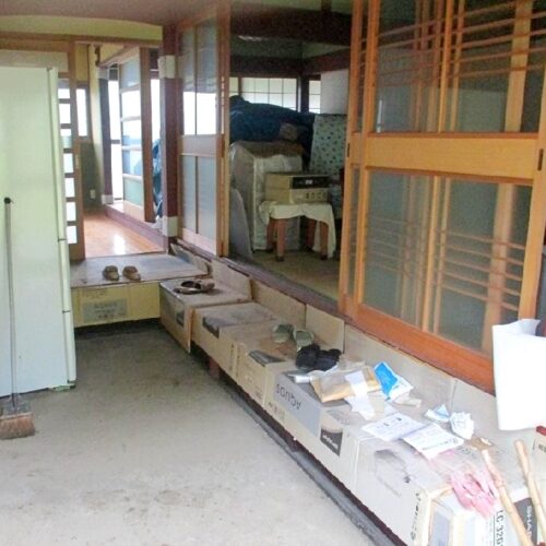 兵庫県佐用町の物件の玄関スペース。玄関は奥行きがあり、土間も式台もスペースがたっぷり。右は和室に、奥はキッチンにつながっている。