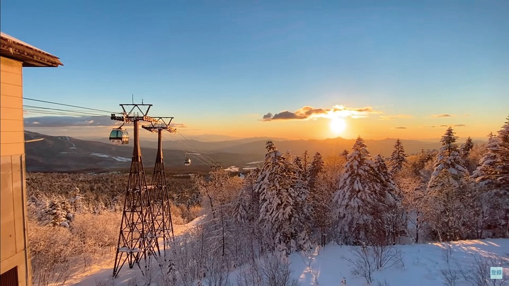 パルコール嬬恋リゾートのスキー場では、早起きすれば山頂から朝日が見られる。