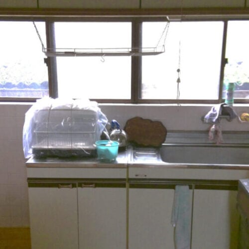 鹿児島県肝付町の物件のキッチンは5帖の広さ。冷蔵庫置場があり、システムキッチンもきれいな状態。ガスコンロがないので、購入が必要だ。プロパンガスを使用。