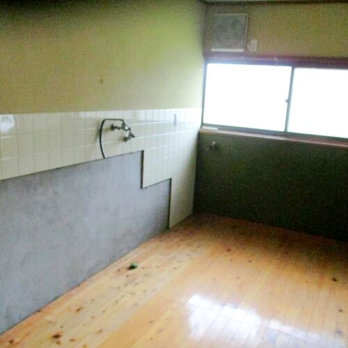 兵庫県佐用町の物件のキッチンスペースは、床と壁はリフォームがされている。キッチン台は未設置のため、購入して設置する必要がある。