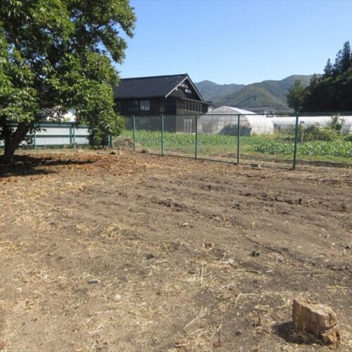 岩手県遠野市の物件の敷地。敷地内に菜園スペースがある。