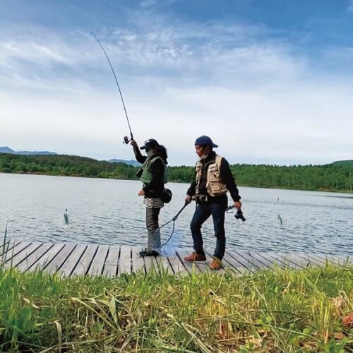 バラギ湖ではボートや桟橋からニジマス釣り、冬は氷に穴を開けてワカサギ釣りが楽しめる。