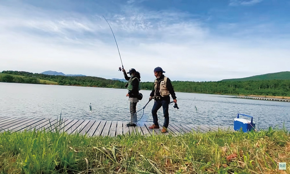 バラギ湖ではボートや桟橋からニジマス釣り、冬は氷に穴を開けてワカサギ釣りが楽しめる。