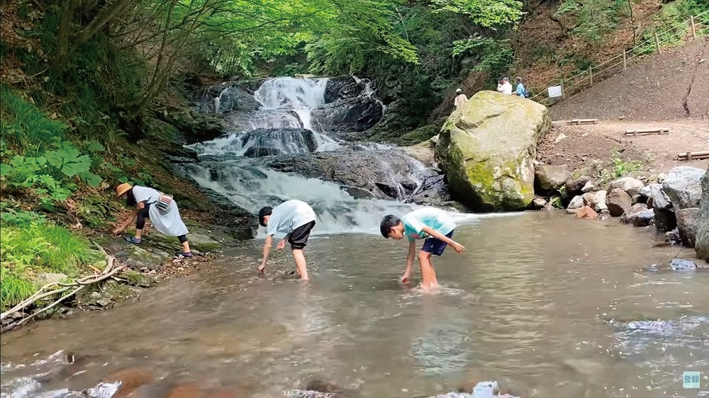 夏でも渓流の水は冷たいけれど、子供も大人も水遊びに夢中になる。