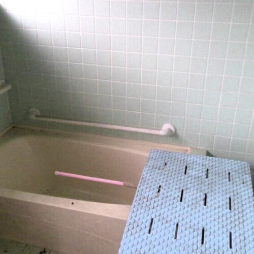 鹿児島県肝付町の物件のバスルームはタイル貼りで、手すりが装備されている。給湯は灯油ボイラーを使用する。