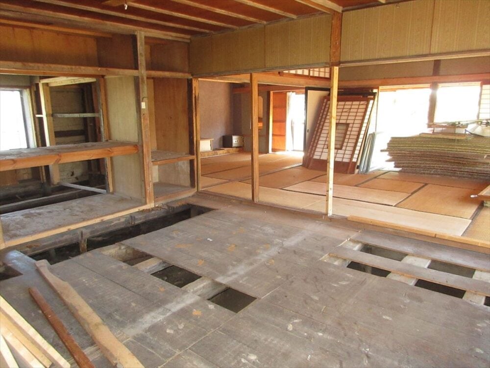 岩手県遠野市の物件の室内。傷みの激しい一部の床板は撤去されている。