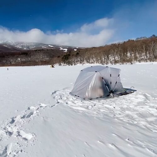 バラギ湖の冬の風物詩「ワカサギ釣り」。テントの中なら快適に釣りが楽しめる。