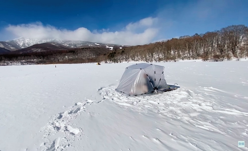 バラギ湖の冬の風物詩「ワカサギ釣り」。テントの中なら快適に釣りが楽しめる。