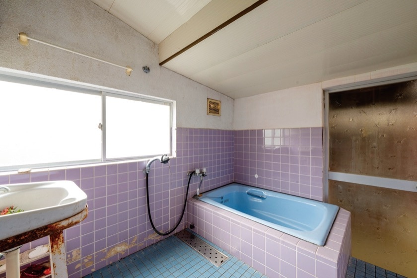 屋根の勾配の影響で少し風呂の天井が低いが、このまま利用できる。