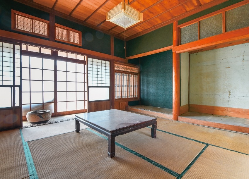 床の間と書院付きの和室は8畳とゆったりした広さ。この部屋には縁側も付いている。