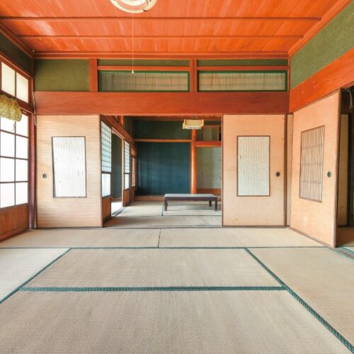 和室4部屋が田の字形に並び、広く使える間取り。色あせた襖や障子が家の歴史を物語る。