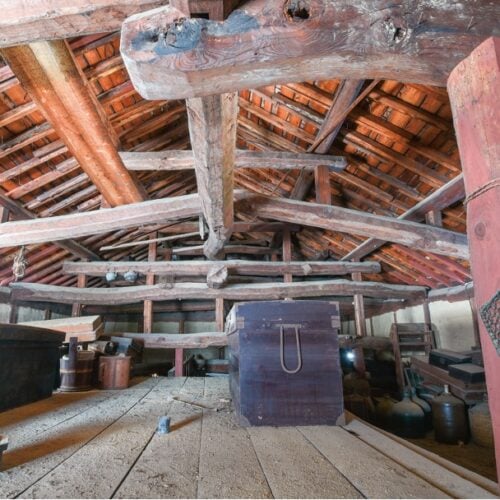 立派な構造が見られる屋根裏スペース。倉庫としてはもちろん、趣味の部屋にするのもいい。